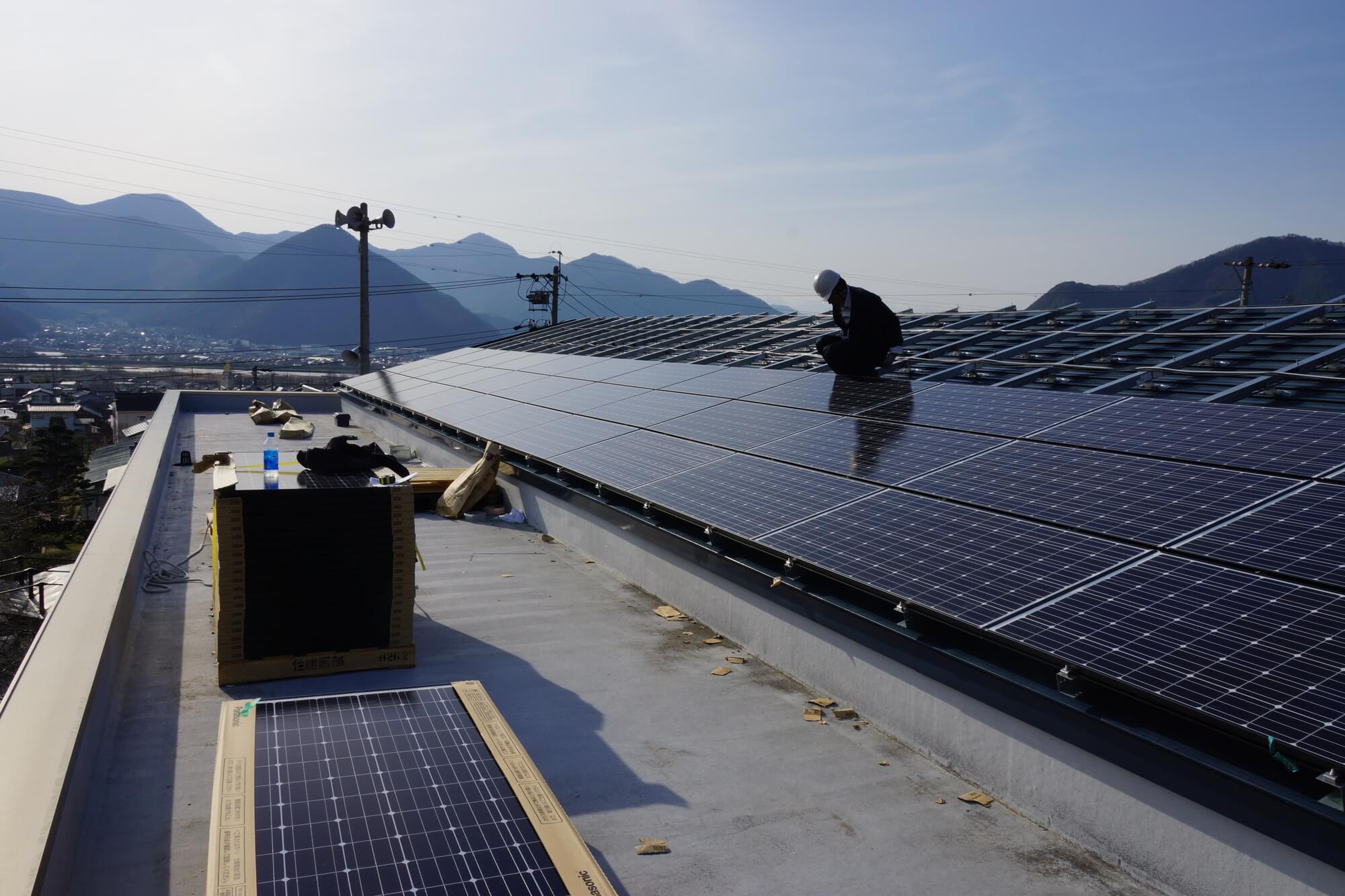 公共施設の屋根に太陽光発電
