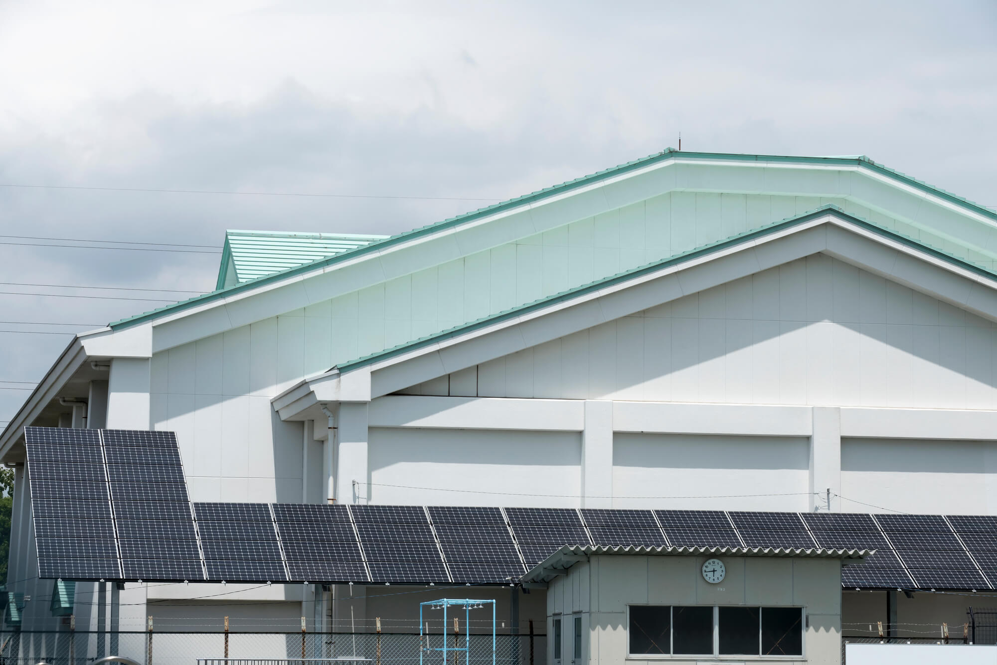 学校の屋根に太陽光発電